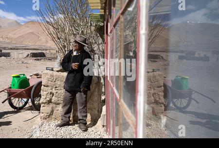 (230531) -- NGARI, 31. Mai 2023 (Xinhua) -- Losang Zhamdu wird vor seiner vierten Residenz oder einem der Häuser der „dritten Generation“ in Demqog Village, Zhaxigang Township, gar County in der Präfektur Ngari der Autonomen Region Tibet im Südwesten Chinas, 28. Mai 2023 abgebildet. Der 84-jährige Losang Zhamdu, der vor seiner Residenz im Dorf Demqog in der Stadt Zhaxigang, im Bezirk gar in der Präfektur Ngari in Tibet saß, erzählte eine Geschichte über die fünf Häuser, in denen er gelebt hatte.'Meine Mutter und ich lebten zusammen in einem Zelt aus Yakhaar, Wir hatten nur eine Ziegenfelljacke und ein abgenutztes tibetisches Bla Stockfoto