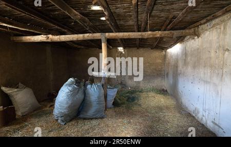 (230531) -- NGARI, 31. Mai 2023 (Xinhua) -- Dieses Foto wurde am 28. Mai 2023 aufgenommen und zeigt einen Blick auf ein veraltetes Haus der zweiten Generation in Demqog Village, Zhaxigang Township, gar County in der Präfektur Ngari der Autonomen Region Tibet im Südwesten Chinas. Der 84-jährige Losang Zhamdu, der vor seiner Residenz im Dorf Demqog in der Stadt Zhaxigang, im Bezirk gar in der Präfektur Ngari in Tibet saß, erzählte eine Geschichte über die fünf Häuser, in denen er gelebt hatte.'Meine Mutter und ich lebten zusammen in einem Zelt aus Yakhaar, Alle unsere Besitztümer waren eine Ziegenfelljacke und eine abgenutzte tibetische Decke," rief Lo zurück Stockfoto