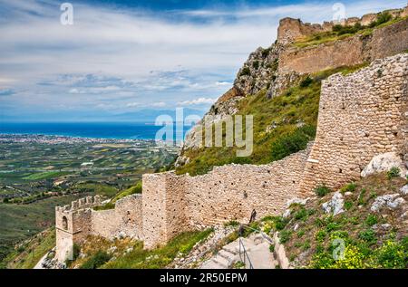 Verteidigungsmauern unter Tor B (zweites Tor), Golf von Korinth in der Ferne, Festung Akrocorinth, in der Nähe von Korinth, Region Peloponnes, Griechenland Stockfoto