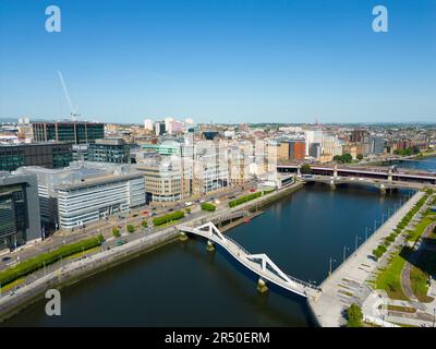 Luftaufnahme von der Drohne der Skyline des Stadtzentrums von Glasgow entlang des Flusses Clyde bei IFSD, International Financial Services District in Broomielaw, Schottland, U Stockfoto