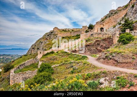 Verteidigungsmauern, Tor B (zweites Tor), Golf von Korinth in der Ferne, Festung Akrocorinth, in der Nähe von Korinth, Region Peloponnes, Griechenland Stockfoto