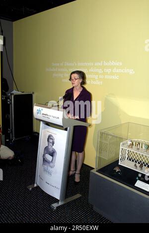 Jennifer Sanders bei der Eröffnung von Diana: A Celebration, bei der eine Sammlung von Dianas Kleidungsstücken und Gegenständen aus dem Haus der Familie Spencer, Althorp, ausgestellt wird. Powerhouse Museum, Sydney, Australien. 27.09.07. Stockfoto