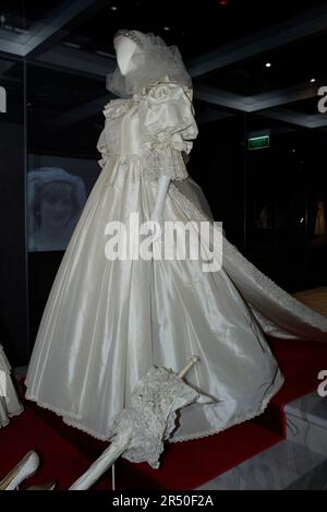 Das Hochzeitskleid, das Diana Spencer bei ihrer Hochzeit mit Charles, Prince of Wales, trug und bei der Eröffnung von „Diana: A Celebration“ gesehen wurde. Es zeigt eine Sammlung von Dianas Kleidungsstücken und Gegenständen aus dem Haus der Familie Spencer, Althorp. Powerhouse Museum, Sydney, Australien. 27.09.07. Stockfoto