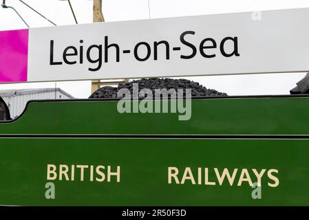 Leigh on Sea, Essex, Großbritannien. 31. Mai 2023. Eine spezielle Dampfeisenbahn fährt von Shoeburyness in Essex nach Portsmouth Harbour in Hampshire, um den Passagieren die Möglichkeit zu geben, die historische Hafenstadt zu besuchen. Der Zug wird von Steam Dreams betrieben und von LNER Thompson Klasse B1 Nummer 61306 namens Mayflower transportiert, glänzend in einer apfelgrünen Lackierung. Die 1948 gebaute Lokomotive ist hier am Bahnhof Leigh on Sea zu sehen Stockfoto