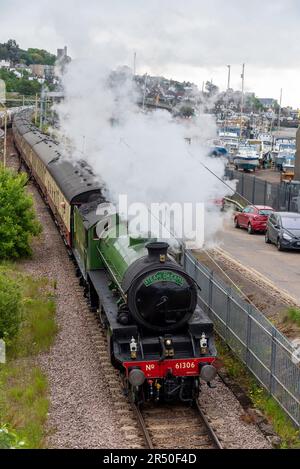 Leigh on Sea, Essex, Großbritannien. 31. Mai 2023. Eine spezielle Dampfeisenbahn fährt von Shoeburyness in Essex nach Portsmouth Harbour in Hampshire, um den Passagieren die Möglichkeit zu geben, die historische Hafenstadt zu besuchen. Der Zug wird von Steam Dreams betrieben und von LNER Thompson Klasse B1 Nummer 61306 namens Mayflower transportiert, glänzend in einer apfelgrünen Lackierung. Die 1948-gebaute Lokomotive nähert sich der Station Leigh on Sea Stockfoto