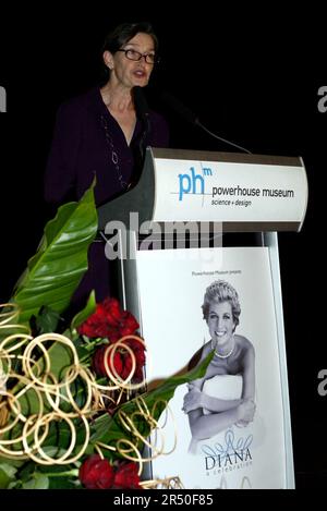 Jennifer Sanders bei der Eröffnung von Diana: A Celebration, bei der eine Sammlung von Dianas Kleidungsstücken und Gegenständen aus dem Haus der Familie Spencer, Althorp, ausgestellt wird. Powerhouse Museum, Sydney, Australien. 27.09.07. Stockfoto