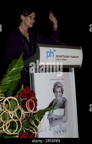 Jennifer Sanders bei der Eröffnung von Diana: A Celebration, bei der eine Sammlung von Dianas Kleidungsstücken und Gegenständen aus dem Haus der Familie Spencer, Althorp, ausgestellt wird. Powerhouse Museum, Sydney, Australien. 27.09.07. Stockfoto