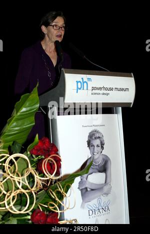 Jennifer Sanders bei der Eröffnung von Diana: A Celebration, bei der eine Sammlung von Dianas Kleidungsstücken und Gegenständen aus dem Haus der Familie Spencer, Althorp, ausgestellt wird. Powerhouse Museum, Sydney, Australien. 27.09.07. Stockfoto