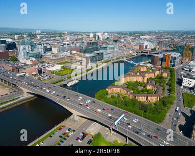 Luftaufnahme von der Drohne der Skyline des Stadtzentrums von Glasgow entlang des Flusses Clyde an der Kingston Bridge, Schottland, Großbritannien Stockfoto