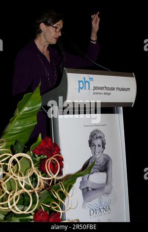 Jennifer Sanders bei der Eröffnung von Diana: A Celebration, bei der eine Sammlung von Dianas Kleidungsstücken und Gegenständen aus dem Haus der Familie Spencer, Althorp, ausgestellt wird. Powerhouse Museum, Sydney, Australien. 27.09.07. Stockfoto