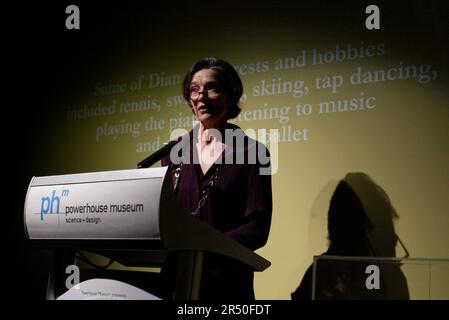 Jennifer Sanders bei der Eröffnung von Diana: A Celebration, bei der eine Sammlung von Dianas Kleidungsstücken und Gegenständen aus dem Haus der Familie Spencer, Althorp, ausgestellt wird. Powerhouse Museum, Sydney, Australien. 27.09.07. Stockfoto