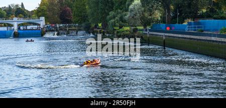 RNLI Lifeboat crew auf eine Übung in einem Beiboot in Teddington, England, Großbritannien Stockfoto