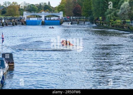 RNLI Lifeboat crew auf eine Übung in einem Beiboot in Teddington, England, Großbritannien Stockfoto