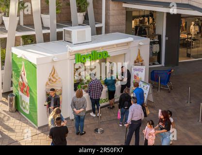 Palma de Mallorca, Spanien; Mai 19 2023: Hauptfassade eines Ladens des multinationalen Eisverkäufers Llaollao im Einkaufszentrum Fan. Palma Stockfoto