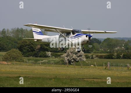 Ein Reims-Cessna F172H Skyhawk startet am Headcorn Aerodrome in Kent England Stockfoto