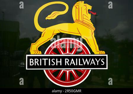 Das Emblem der British Railways ist das Zeichen der englischen Eisenbahn Stockfoto