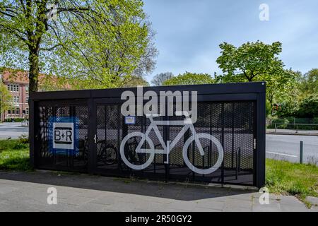 Hamburg, Deutschland - 05 04 2023: Blick auf eine abschließbare Box mit Fahrradparkplätzen am hamburger Bahnhof Stockfoto