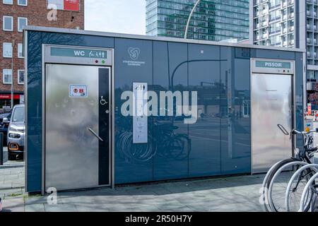 Hamburg, Deutschland - 05 04 2023: Blick auf eine moderne öffentliche Hamburger Toilette am Bahnhof Berlner Tor Stockfoto