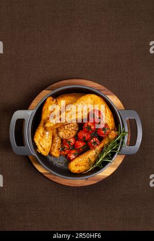 Im Ofen gebratenes Hähnchen mit Tomaten, Knoblauch und Rosmarin Stockfoto