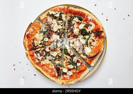 Spinat- und Walnusspizza mit drei Käsesorten (Brie, Trüffel und Parmesan) Stockfoto