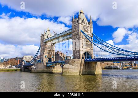 London, Vereinigtes Königreich. Tower Bridge und Themse. Stockfoto