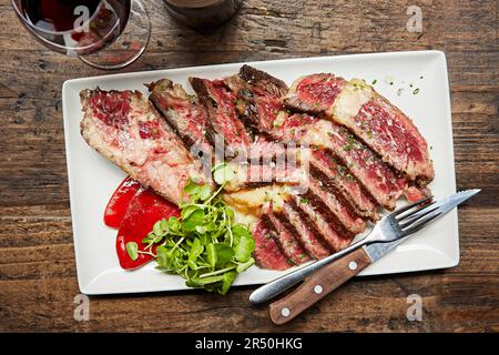 Seltene Steaks mit einem Glas Rotwein Stockfoto