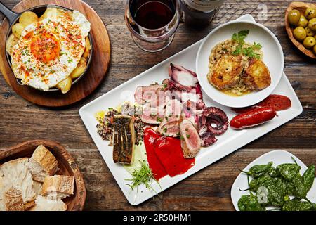 Ein Holztisch mit einer Auswahl an spanischen Tapas Stockfoto