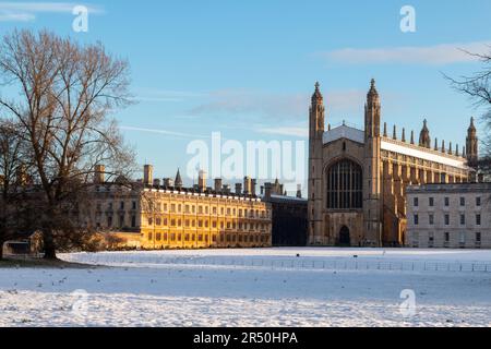 Kings College Chapel aus der Sicht der Hinterbliebenen an einem verschneiten Wintertag in Cambridge, Großbritannien Stockfoto