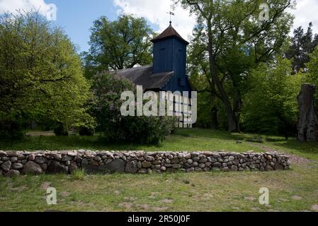 Die kleine Kirche im Grünen ist eine winzige holzgerahmte und restaurierte Kirche im kleinen Dorf Alt Placht im Kreis Uckermark im Nordosten Deutschlands. Stockfoto