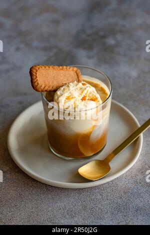 Affogato serviert mit Keksen Stockfoto