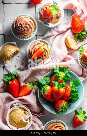 Vegane Schokoladen-Erdbeertörtchen Stockfoto