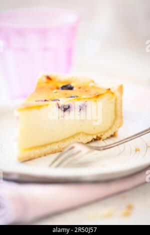 Käsekuchen mit Blaubeeren und Shortcrust-Gebäck (vegetarisch) Stockfoto