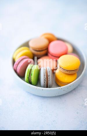 Schüssel mit bunten Makronen (Frankreich) Stockfoto