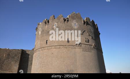 Die Außenmauern der Festung Diyarbakir wurden 349 erbaut. Eine Bastion des Schlosses. Diyarbakir, Türkei. Stockfoto