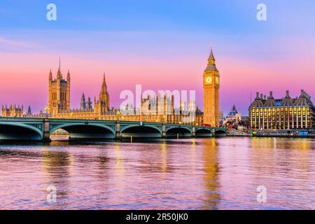 London, Vereinigtes Königreich. Der Palast von Westminster, Big Ben und Westminster Bridge bei Sonnenaufgang. Stockfoto