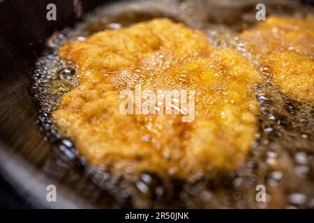 Schnitzel in Öl in einer Pfanne gebraten Stockfoto