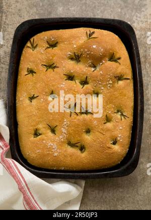 Focaccia in einer Backform Stockfoto
