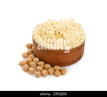 Kichererbsenmehl in Holzschüssel und weiß isolierte Samen Stockfoto
