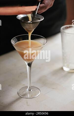 Ein Whisky Sour Cocktail wird eingegossen Stockfoto