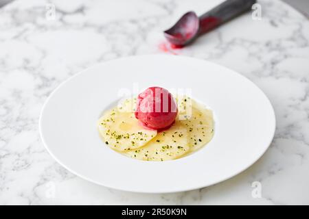 Ananasringe mit Himbeersorbet Stockfoto