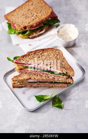 Proteinbrot mit Rinderschinken, Eiern, Pesto und Spinat „To Go“ Stockfoto