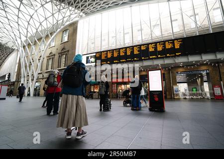 Eine ruhige King's Cross Station im Zentrum von London, während Mitglieder der Fahrergewerkschaft Aslef streiken. In den nächsten Tagen werden die Bahnpassagiere erneut unter Verkehrsstörungen leiden, weil es immer mehr Streiks in langwierigen Streitigkeiten um Löhne, Arbeitsplätze und Bedingungen gibt. Bilddatum: Mittwoch, 31. Mai 2023. Stockfoto