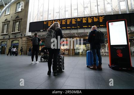 Eine ruhige King's Cross Station im Zentrum von London, während Mitglieder der Fahrergewerkschaft Aslef streiken. In den nächsten Tagen werden die Bahnpassagiere erneut unter Verkehrsstörungen leiden, weil es immer mehr Streiks in langwierigen Streitigkeiten um Löhne, Arbeitsplätze und Bedingungen gibt. Bilddatum: Mittwoch, 31. Mai 2023. Stockfoto