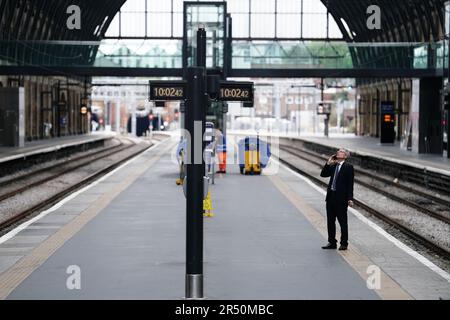 Eine ruhige King's Cross Station im Zentrum von London, während Mitglieder der Fahrergewerkschaft Aslef streiken. In den nächsten Tagen werden die Bahnpassagiere erneut unter Verkehrsstörungen leiden, weil es immer mehr Streiks in langwierigen Streitigkeiten um Löhne, Arbeitsplätze und Bedingungen gibt. Bilddatum: Mittwoch, 31. Mai 2023. Stockfoto