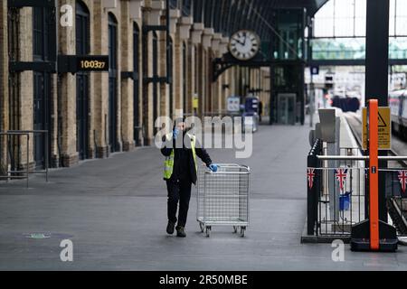 Eine ruhige King's Cross Station im Zentrum von London, während Mitglieder der Fahrergewerkschaft Aslef streiken. In den nächsten Tagen werden die Bahnpassagiere erneut unter Verkehrsstörungen leiden, weil es immer mehr Streiks in langwierigen Streitigkeiten um Löhne, Arbeitsplätze und Bedingungen gibt. Bilddatum: Mittwoch, 31. Mai 2023. Stockfoto