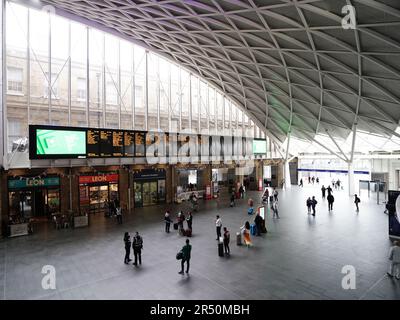 Eine ruhige King's Cross Station im Zentrum von London, während Mitglieder der Fahrergewerkschaft Aslef streiken. In den nächsten Tagen werden die Bahnpassagiere erneut unter Verkehrsstörungen leiden, weil es immer mehr Streiks in langwierigen Streitigkeiten um Löhne, Arbeitsplätze und Bedingungen gibt. Bilddatum: Mittwoch, 31. Mai 2023. Stockfoto