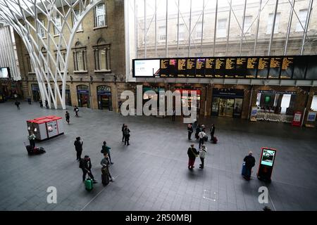 Eine ruhige King's Cross Station im Zentrum von London, während Mitglieder der Fahrergewerkschaft Aslef streiken. In den nächsten Tagen werden die Bahnpassagiere erneut unter Verkehrsstörungen leiden, weil es immer mehr Streiks in langwierigen Streitigkeiten um Löhne, Arbeitsplätze und Bedingungen gibt. Bilddatum: Mittwoch, 31. Mai 2023. Stockfoto