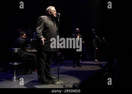 Fototermin im Opernhaus von Sydney für die „Ultimate Rock 'n' Roll Jam Session“ mit James Blundell, Nick Barker, Doug Parkinson und Ezra Lee am Klavier, unterstützt vom „Sun Studio Trio“ von Steve Hadley, Dave Folley und Shannon Bourne. In ihrer nächsten Serie von Live-Shows in Sydney werden sie berühmte Tracks von Elvis Presley, Johnny Cash, Jerry Lee Lewis und Carl Perkins aufführen, basierend auf dem wahren historischen Ereignis, als am 4. Dezember 1956 die vier besten amerikanischen Künstler zufällig in den Sun Studios in Memphis, Tennessee, Und nahm die „Ultimate Rock 'n' Roll Jam Session“ auf. Sydney, Australien - Stockfoto