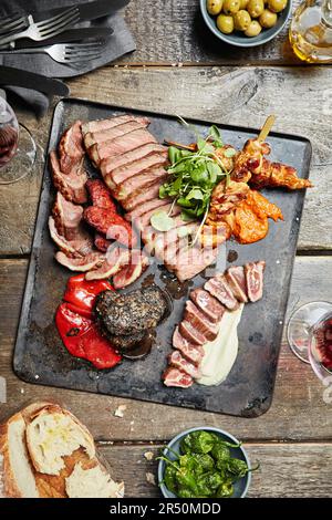 Auswahl an gegrilltem Fleisch auf einem Metalltablett Stockfoto