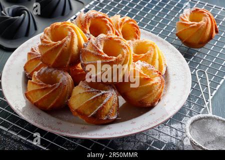 Mini-Zitronenkuchen mit Puderzucker Stockfoto